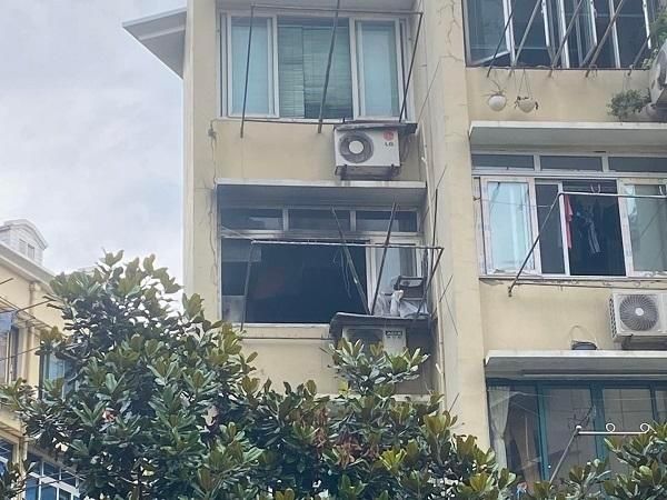  起火|黄浦区瞿溪路一居民家起火 消防驰援救下两居民