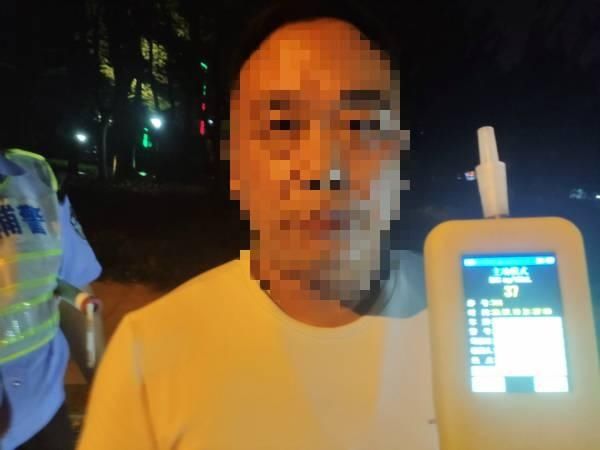  离家|心存侥幸饮酒上路 男子离家百米酒驾被查