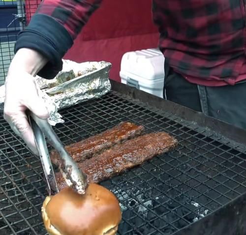  不了|国外乡村集市上的汉堡，看个头就知道吃不了亏，还是乡村套路少啊