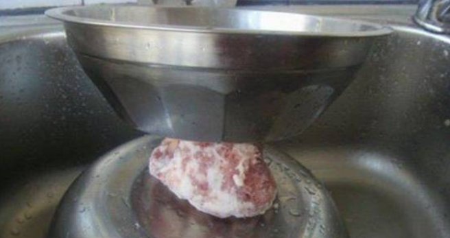 学会|解冻肉时,最忌直接用水泡!学会这2招,快速解冻,口感鲜还营养