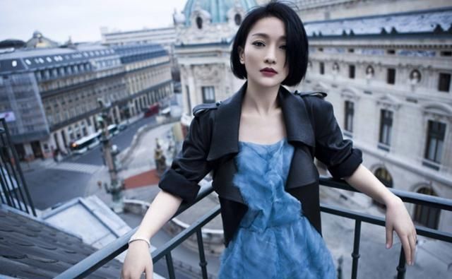  女士|周迅首封惊世而来，黑白大片难掩出尘姿容，网友：热心市民周女士