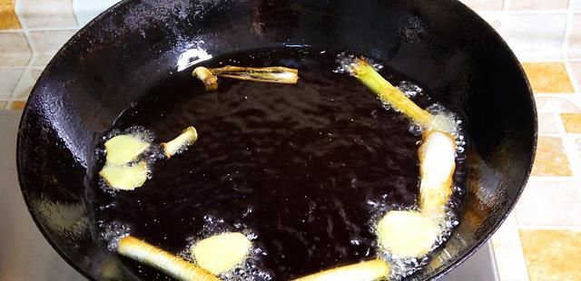  添加|1斤青花椒2斤菜籽油，教你自制花椒油，无添加，比买的还香