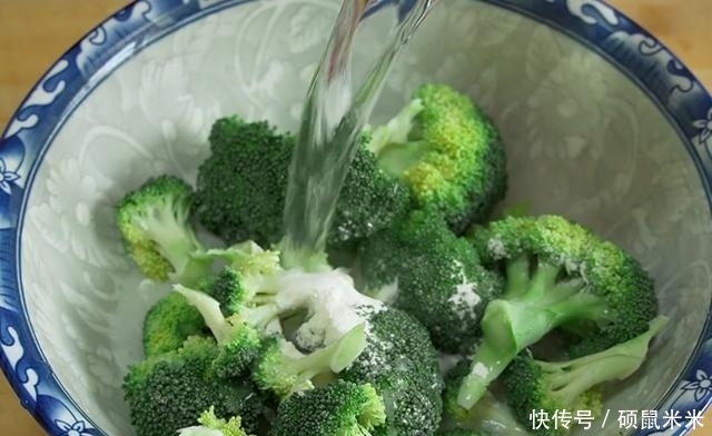 过瘾|秋天要多吃南瓜,加一朵西兰花,不用炒不用炖,一口一块真过瘾