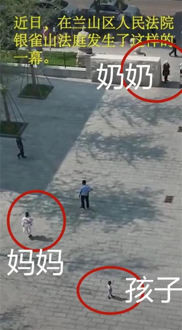 法院的工作|父母离婚现场，妈妈和奶奶发生口角，将孩子丢在法院门口置之不理