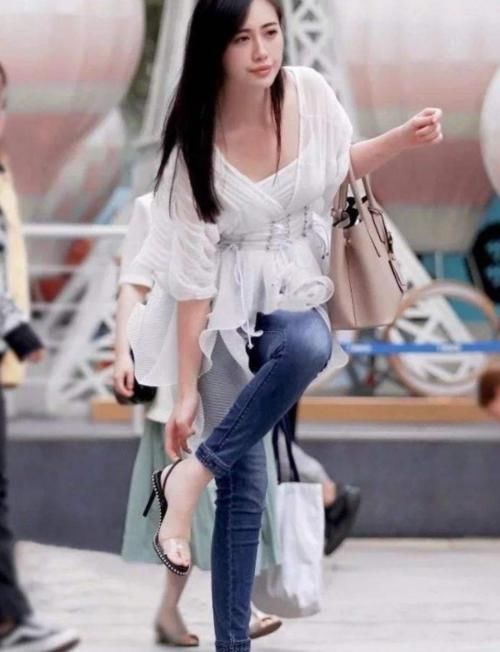  破洞|“花好月圆”的破洞牛仔裤，走走停停的街拍女神，网友：目送你