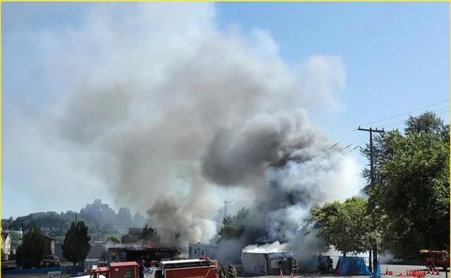 火光冲天|美国多地再发暴乱,5000抗议者冲破法院围栏,火光冲天