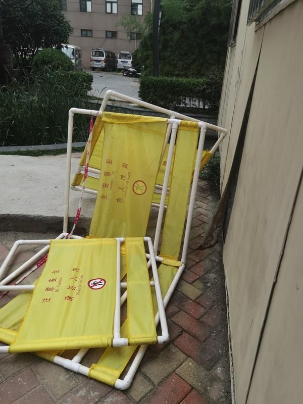  事发现场|8岁男童小区景观池旁触电身亡 事发5天肇事裸露电线还在