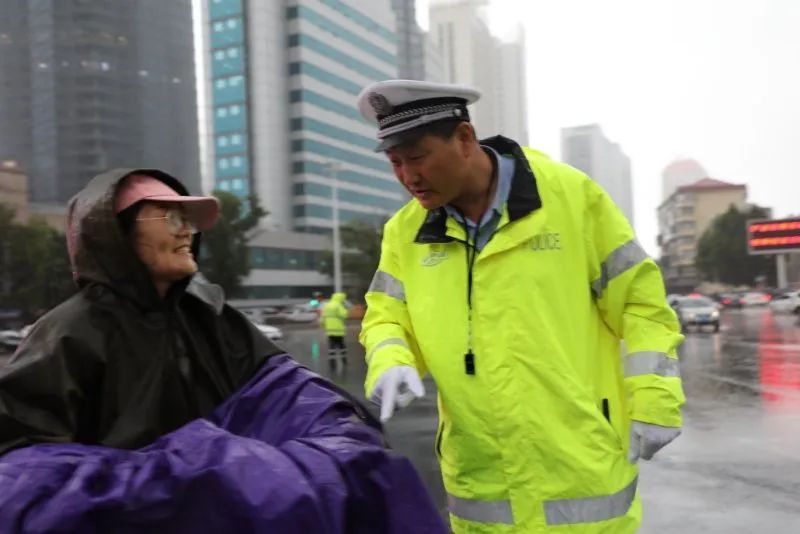  风雨|烟台交警，风雨中的逆行者！