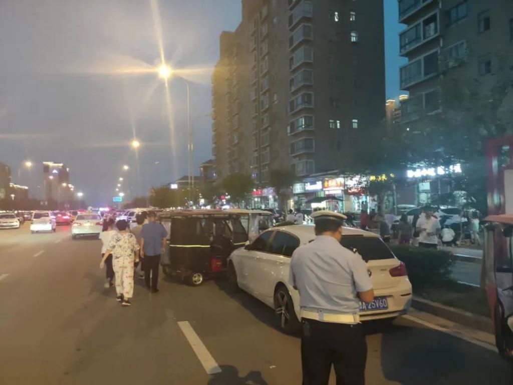 抓拍|1007 创建 | 人工巡控+抓拍!严查“夜市”周边违停车辆