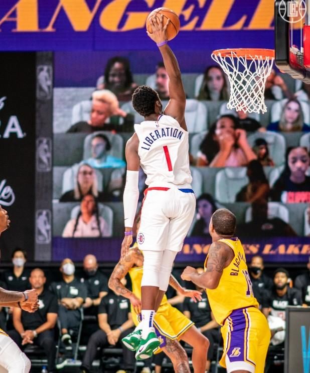  图集|科怀大战勒布朗！快船官推晒两队上半场比赛现场图集