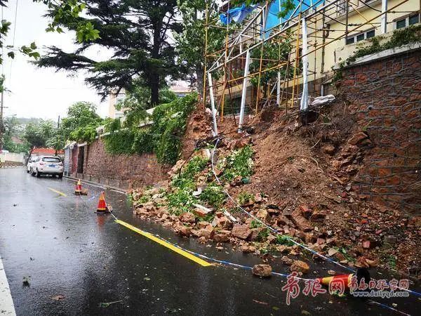 冲跑|地铁停运,海水浴场、崂山景区全线关闭!青岛这场暴雨,小区大门都被冲跑了