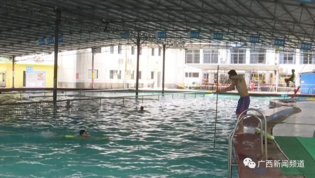  手机|7岁男童泳池内溺亡，事发时爸爸正给手机