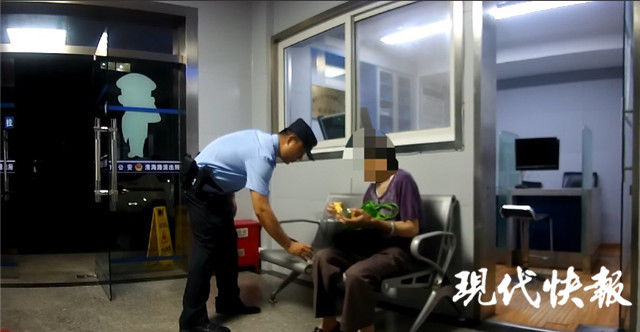 派出所|民警拿蛋糕给走失老人充饥，吃后她执意给民警塞钱