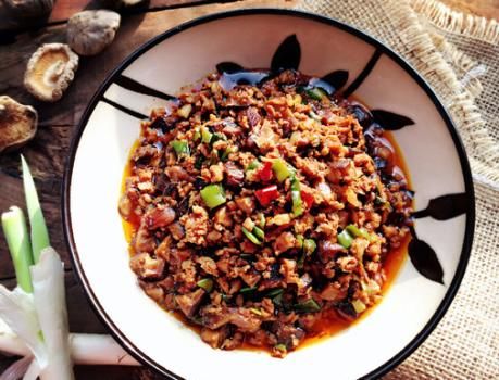  健康|香菇肉酱不用买了，20块钱做一碗，比超市的更健康，怎么拌都好吃