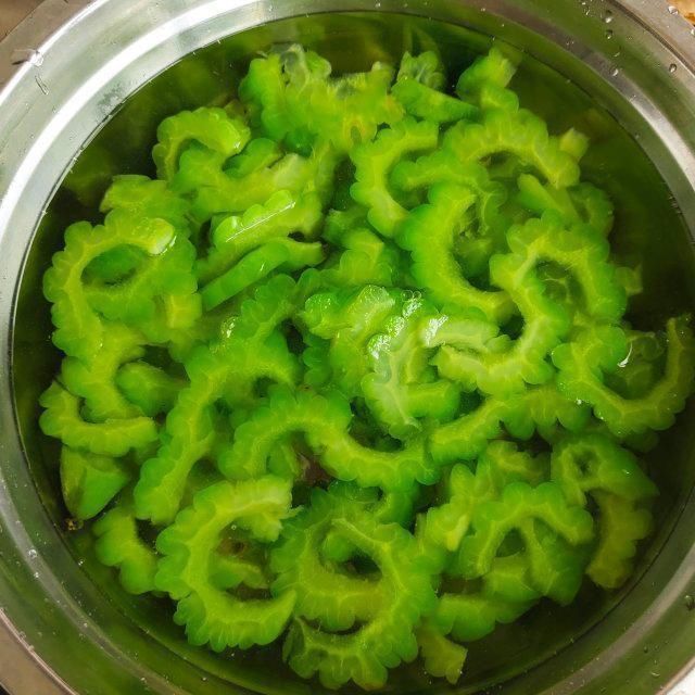  清爽|每天一道菜：苦瓜拌咸鸭蛋，清爽去火，简单美味