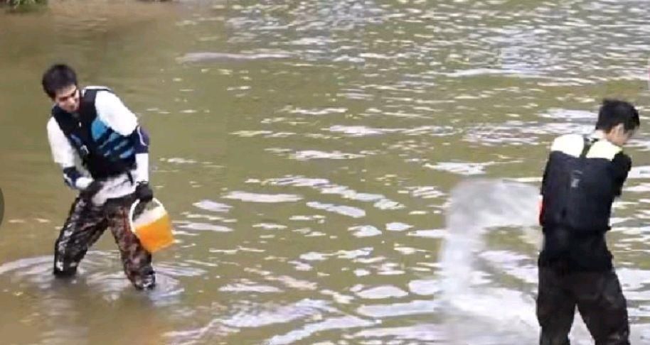  大张伟|王一博宋威龙“鸳鸯戏水”，用温柔的方式打水仗，惊呆大张伟