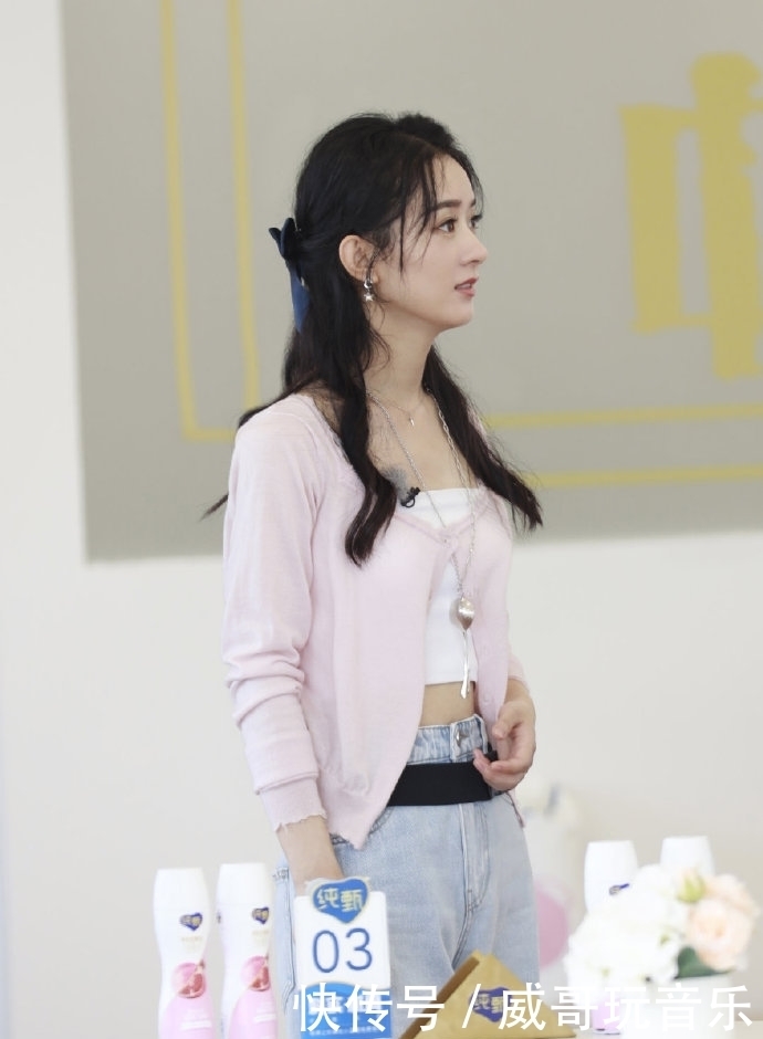 甜美|赵丽颖录制《中餐厅》,穿粉色针织衫少女感十足,甜美又减龄