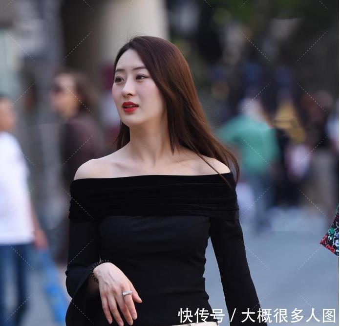 高贵|一字肩丝绒上衣搭配米色牛仔裤,增添了几分高贵感