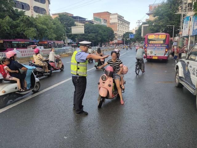 菜市|南宁宾阳交警整治枫江菜市路段车辆逆行顽疾