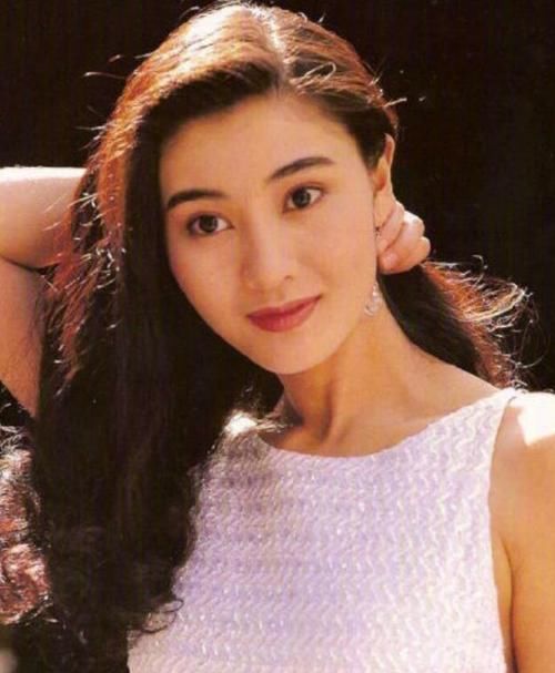  音乐|吉克隽逸造型真出彩，抹胸裙装秀美肩，亮片丝袜太抢镜