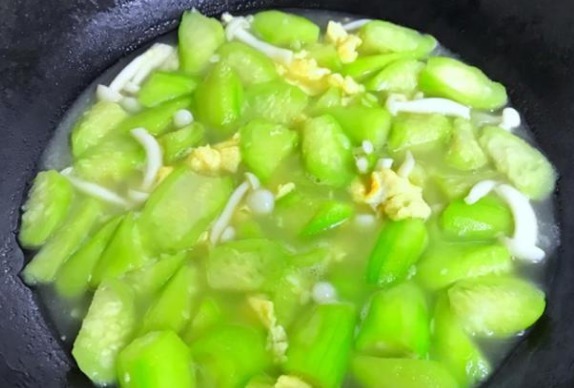 简单|鸡蛋汤的神奇做法,简单加入“2物”,营养美味全家人都爱吃