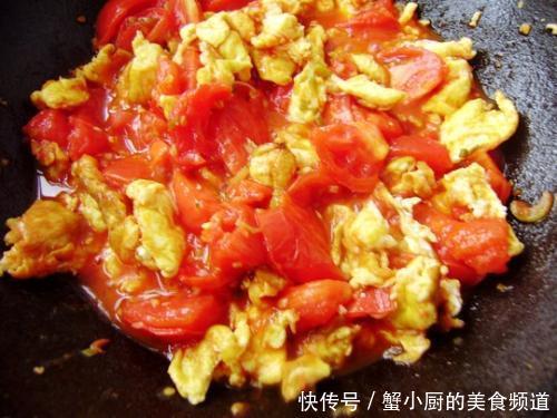 炒出汤汁|西红柿炒鸡蛋,先炒西红柿就错了,难怪不好吃,大厨:这样做才对