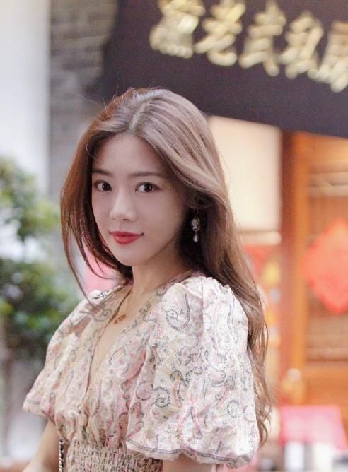  粉丝|被美颜镜头给“坑”了，小姨妈邓家佳晒近照自拍，让粉丝不敢认？