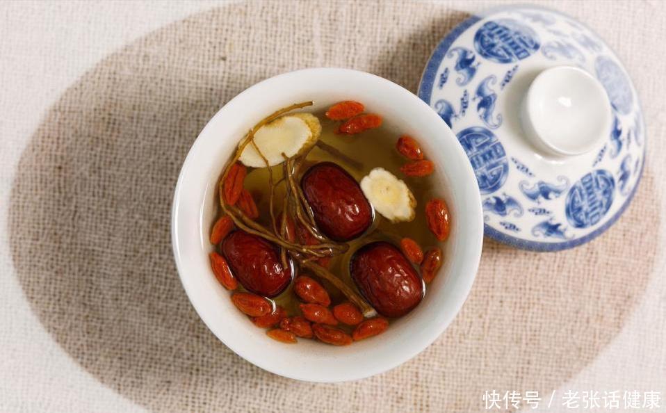 一年四季喝姜枣茶的好处有哪些(夏季每天坚持喝一杯姜枣茶，用不了多久，8个好处或不请自来)