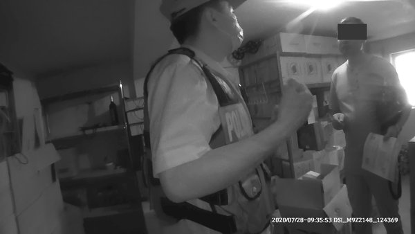  判处|只因回头看了一眼，男子半夜偷走价值10万的好酒：好奇箱子里是什么，就想有机会去看看