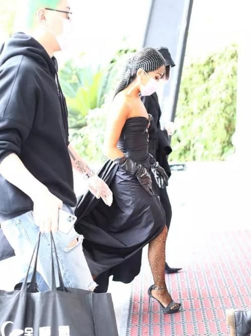  音乐|吉克隽逸造型真出彩，抹胸裙装秀美肩，亮片丝袜太抢镜