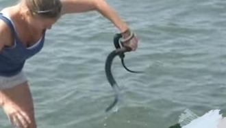  后退|女子躺河边被“水鬼”拉住胳膊，男子施救，却被女子吓得连连后退