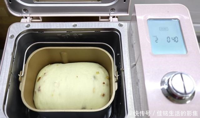 高筋面粉|想吃面包自己做,连烤箱都不开,营养暄软有嚼劲,抓两片能当饭