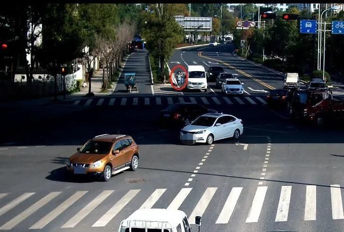  电动|电动自行车闯红灯，全责！