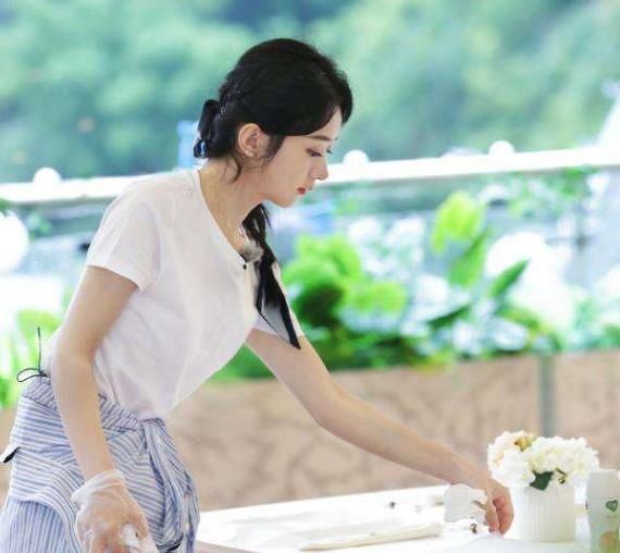  再次|赵丽颖再次上热搜，怕浪费偷吃烂桃，太勤俭持家了