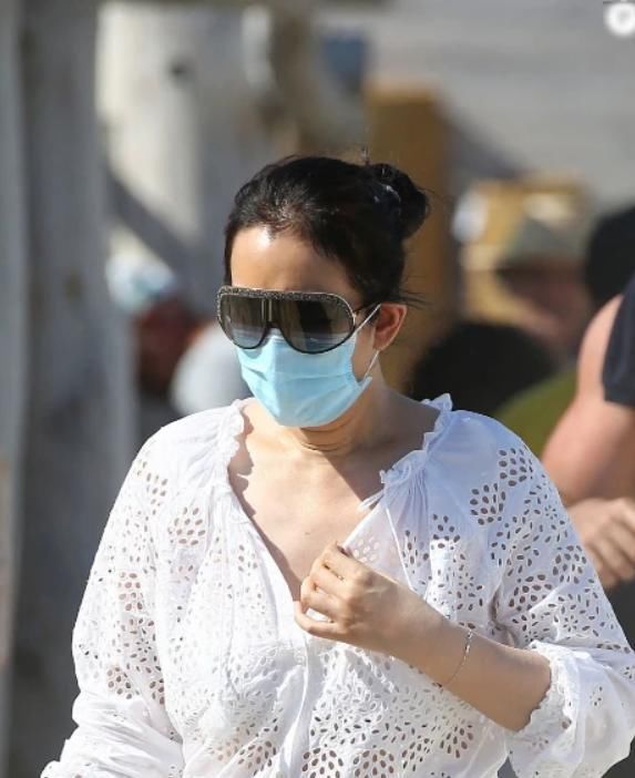 老公|巩俐穿“洞洞上衣”现身,55岁和大十几岁老公手牵手,越活越少女