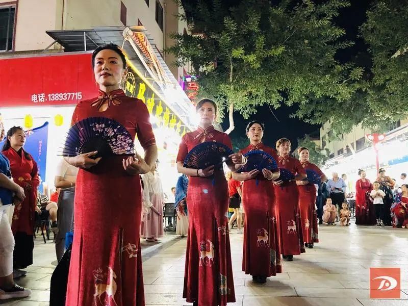  夜市|炫｜体验汉服汉礼 敦煌夜市上演“穿越”秀