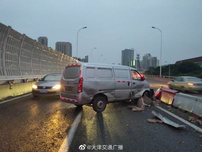  天津|天津 一面包车躲避别车撞水马