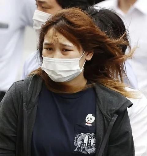  男性|年轻妈妈和男性友人旅游8天后，3岁女儿独自在家中饿死