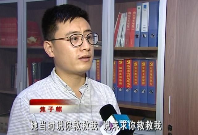  托举|女子深夜跳海，小伙跳水救人，水下托举半小时，浑身被划伤……