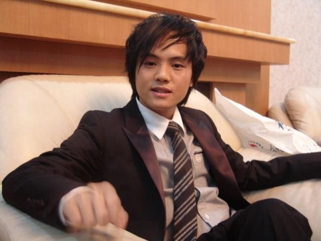 背负|他的歌曲销量破亿，任职音乐教授，却背负网络歌手头衔整整十三年