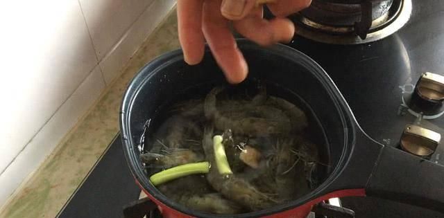  试试|大虾不要油焖和清蒸了，试试新做法，太香太下饭了，一定要收藏