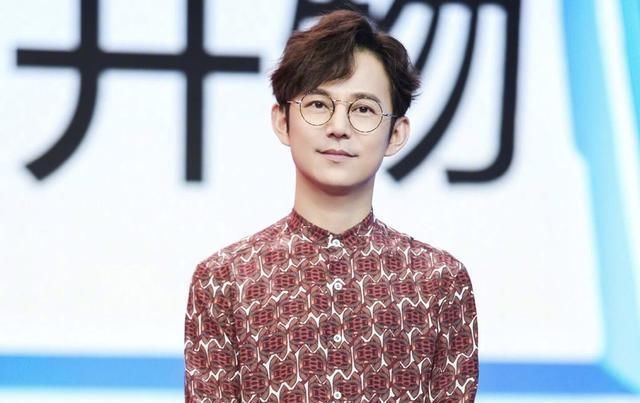  人缘|何炅为啥人缘好？看他这个弯腰的动作就明白了