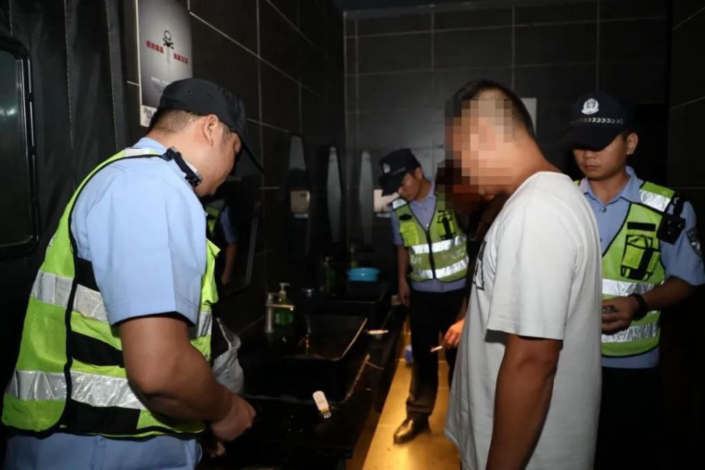  武鸣|武鸣警方联合禁毒支队开展娱乐场所清查行动