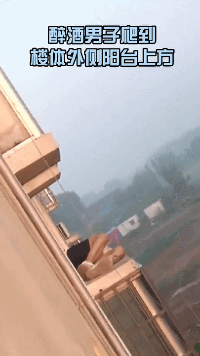  消防员|真是醉了！男子酣睡4楼空调外机平台，吊在半空还在猛踹消防员