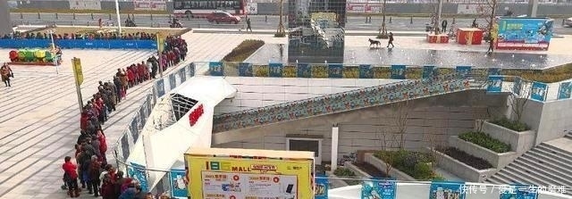 兑换|中国式免费大军：为兑换一枚鸡蛋排队一公里，贪小便宜丢脸了吗？