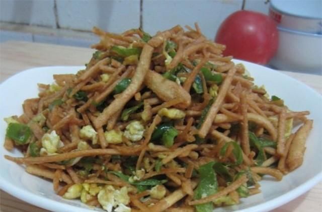  鸡蛋打入碗|青椒炒鸡蛋的12种做法，黄绿搭配色彩美观，口味鲜香营养丰富