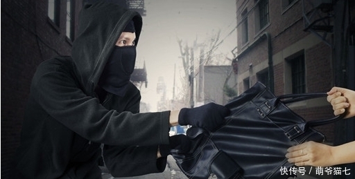  孤身|女子孤身走夜路被拖小树林, 中途看清真容男子不动了!