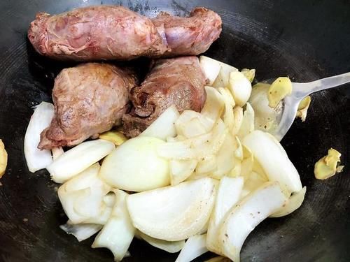  切了才炖|炖牛腱子肉用对料才入味，肉质紧嫩不干不柴，老人30多年的经验