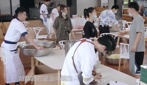 王源|《中餐厅4》王俊凯吐槽杨超越跑调,用词犀利,和王源很有默契