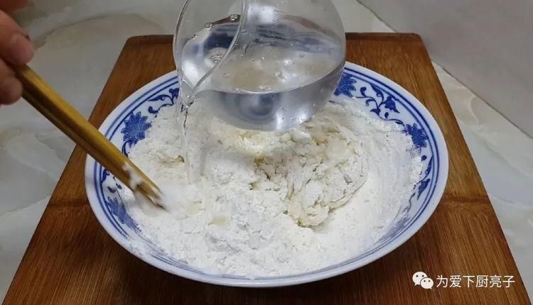  学会|烙饼这么做太香了，开水一烫，张张柔软又劲道，学会天天不起早
